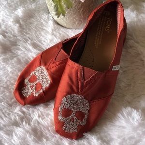 Satin Toms embroidered skulls Classics - 7.5, EUC